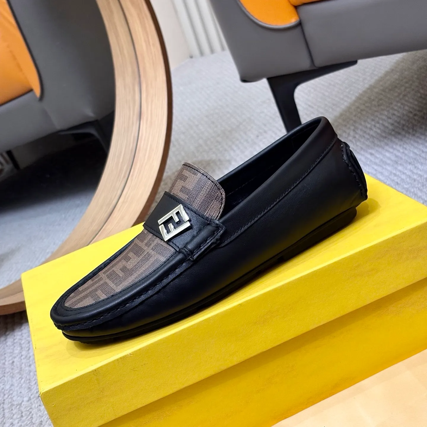 Men's shoes 💰420 [FENDI Fendi] 2⃣️0⃣️2⃣️5️⃣New Milan men's fashion lazy catwalk style ✅ fashionable casual beanie shoes, imported calfskin fabric, super smooth texture, sweat-absorbent and breathable, (sheepskin lining). Metal LOGO on the shoe body, Medusa avatar, irregular avatar, high-end craftsmanship logo✅ French Loft set foot design style 👟Low-key and elegant, great on-foot effect... Men's shoe size: 38-46 (4-12)